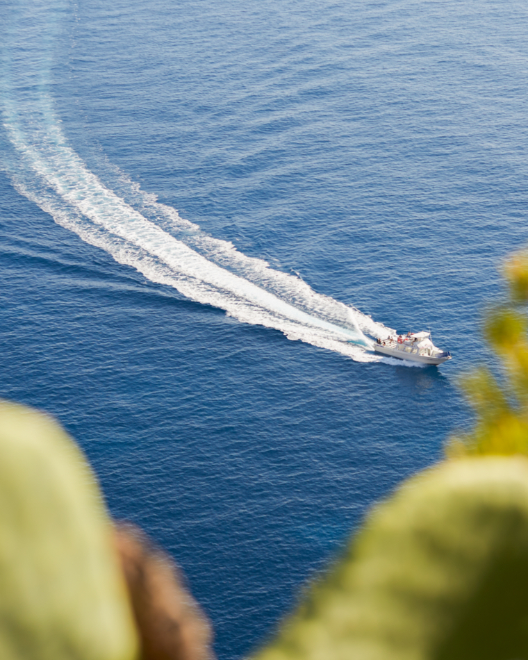 Limoncello di Capri - motoscafo con scia sull'acqua