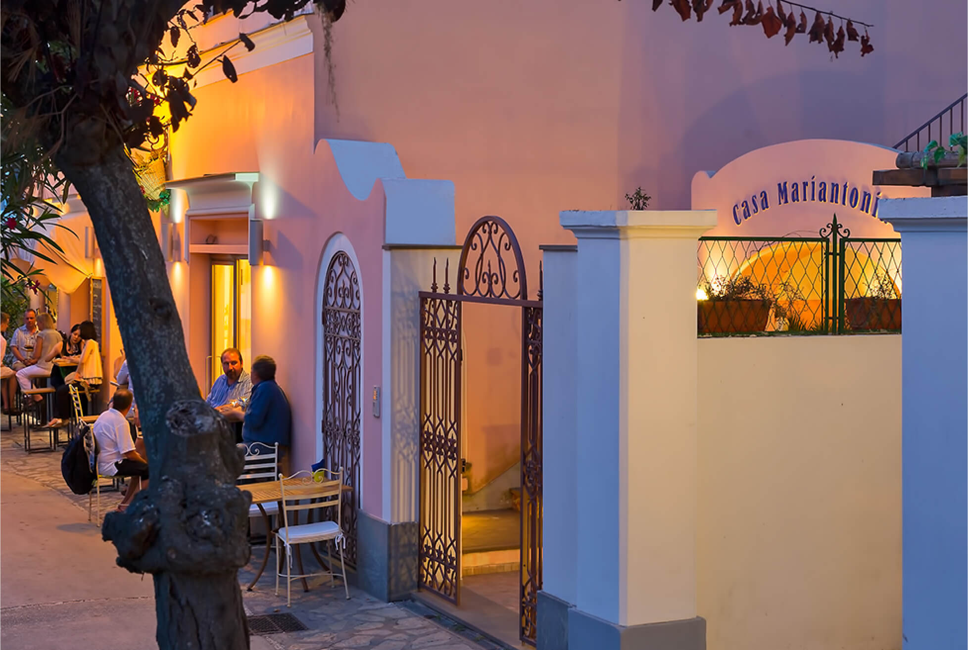 Limoncello di Capri persone che bevono seduti ai tavolini all'aperto al tramonto